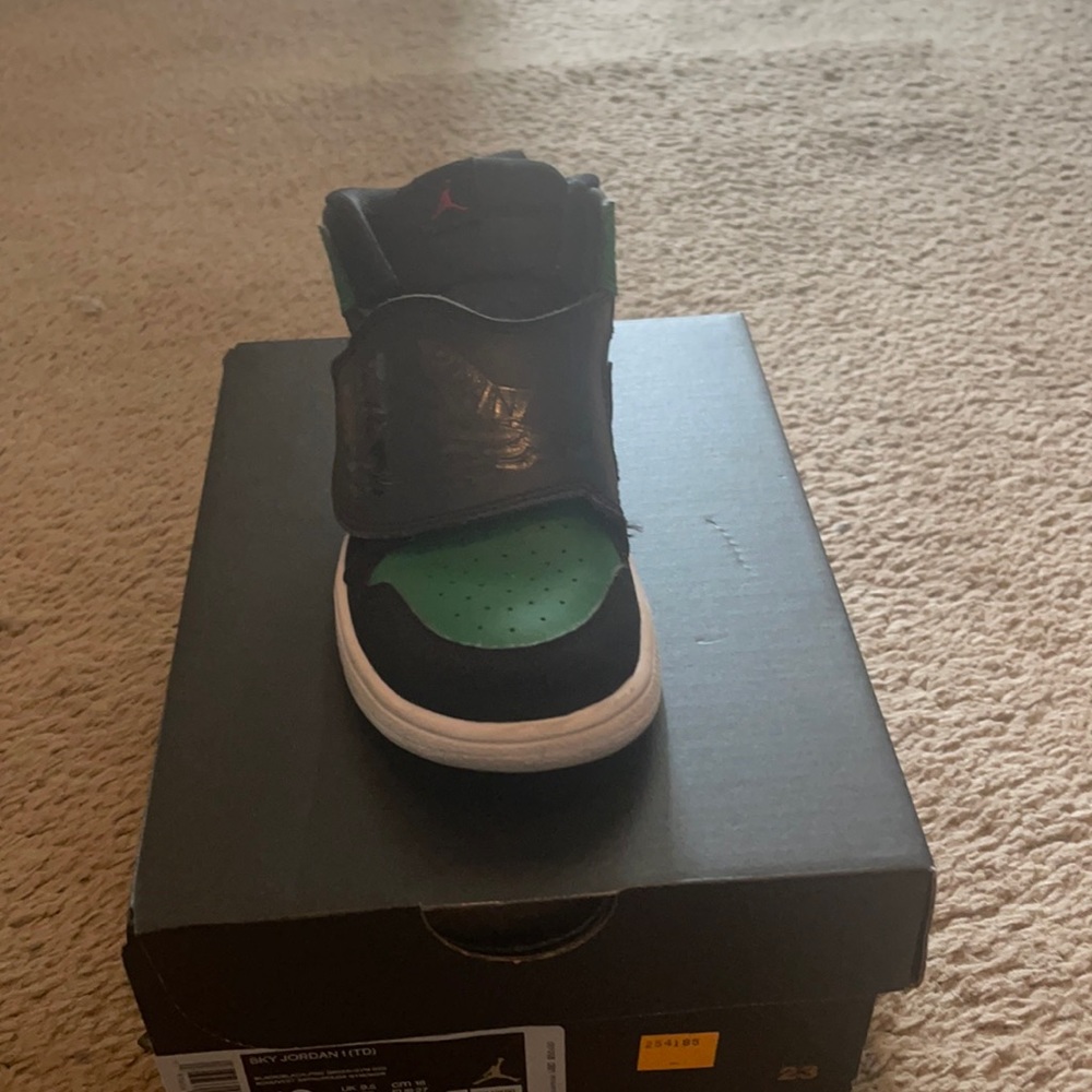 The shoes doesn’t fit  my son anymore